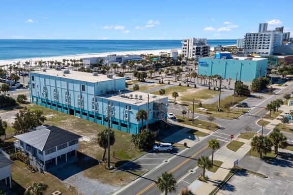 Studio for Two Near Beach Access Dining and Shops - Image 1