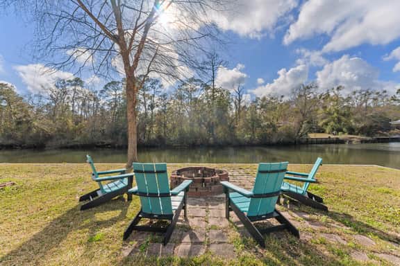 Riverfront Getaway Sleeps 12 Kayaks Game Room