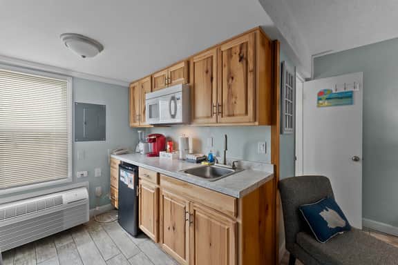 Studio for Two Near Beach Access Dining and Shops