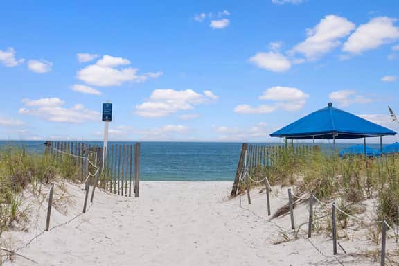 Poolside Condo with Beach Access - Image 4
